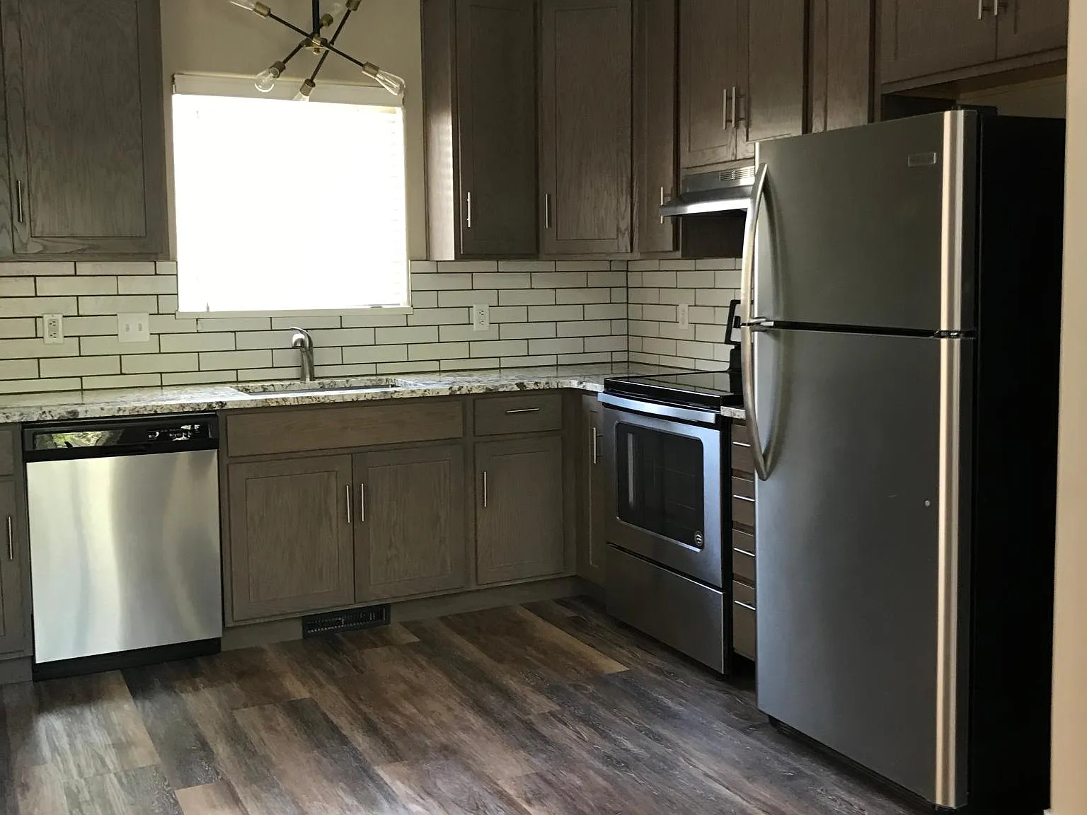 3 bed, 1000 sqft, $1,900 — Photo 2