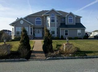 52 Island Trl, Mount Sinai, NY 11766