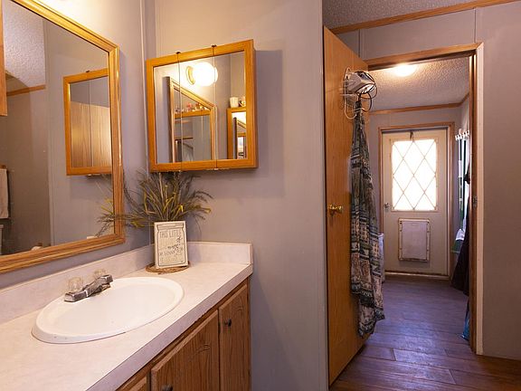 Large & Spacious Master Bath