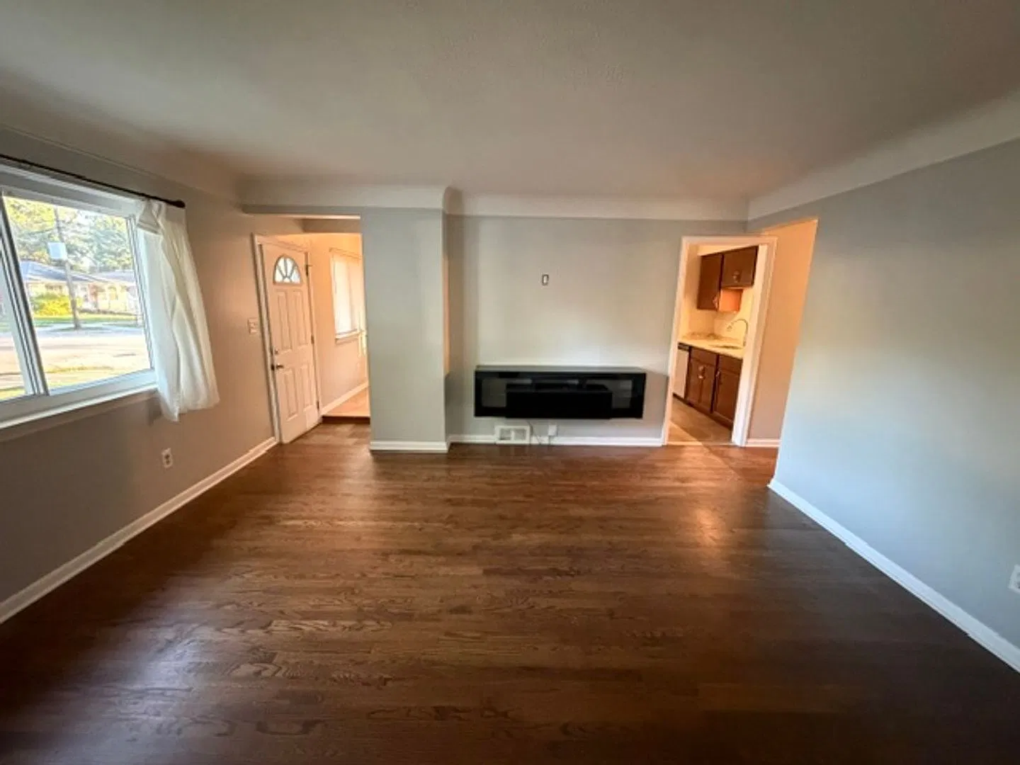 3 bed, 1.0 bath, 1050 sqft — Photo 3