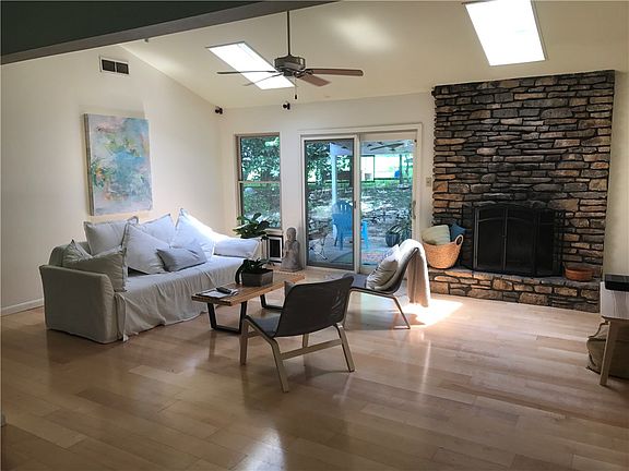 2nd image of 2819 Saratoga Dr
