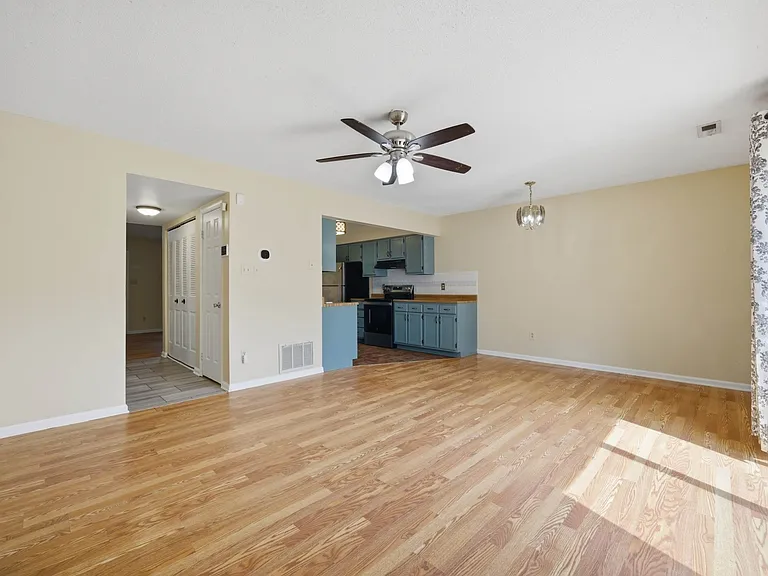 102 Tyburn Ct — Photo 7
