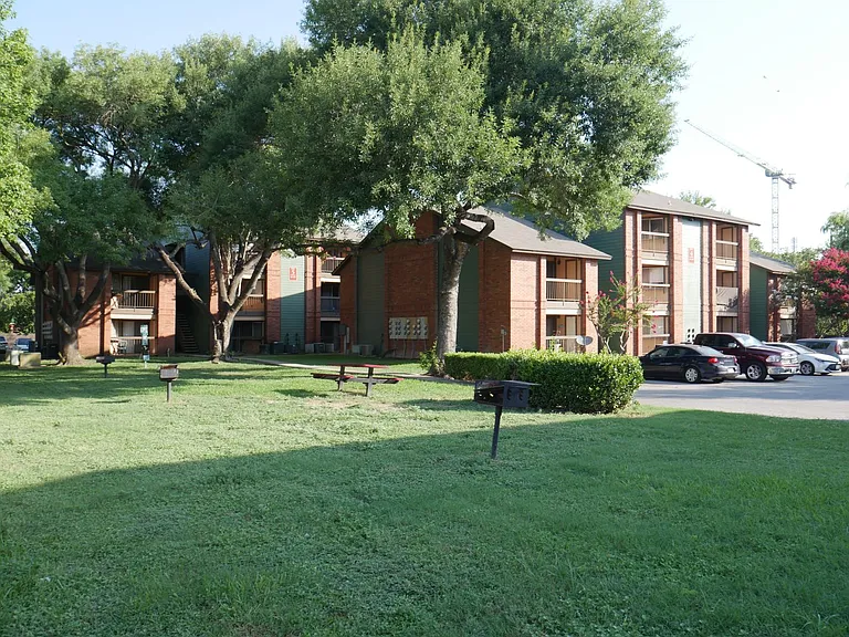Englebrook Apartments — Photo 37
