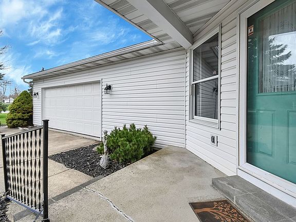 3rd image of 930 W Linden Cir