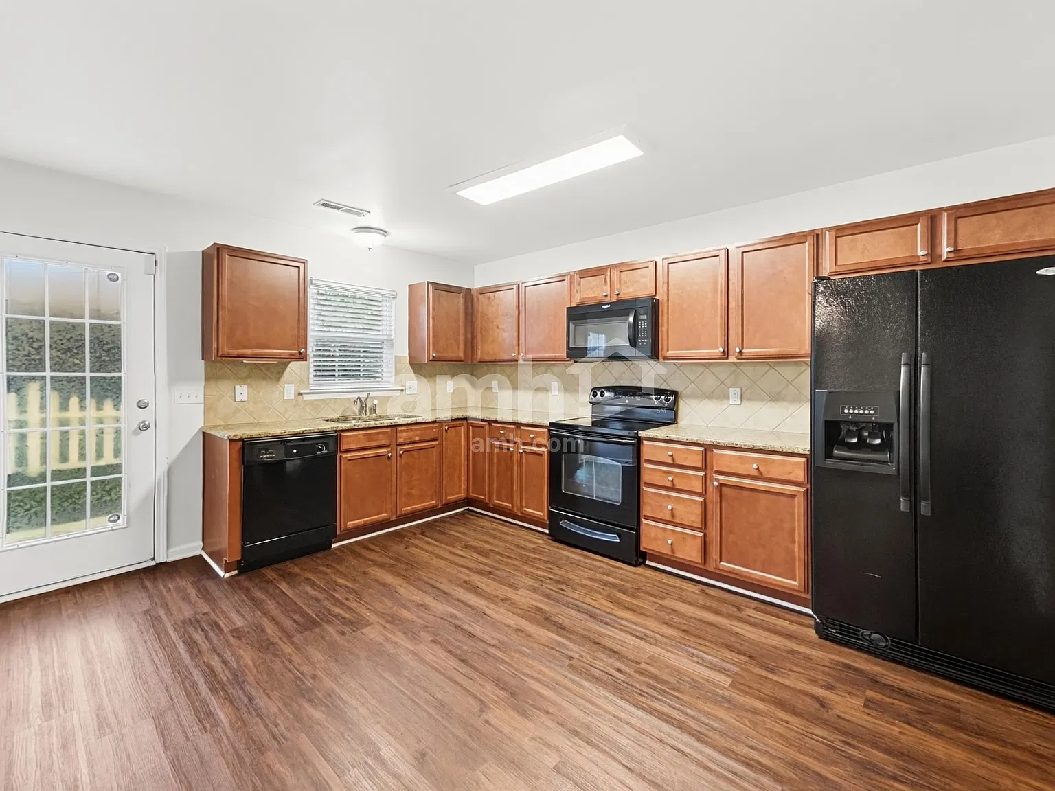 3 bed, 2.5 bath, 1610 sqft, $1,905 — Photo 4