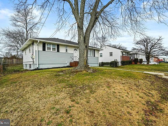 3rd image of 2407 Roslyn Ave