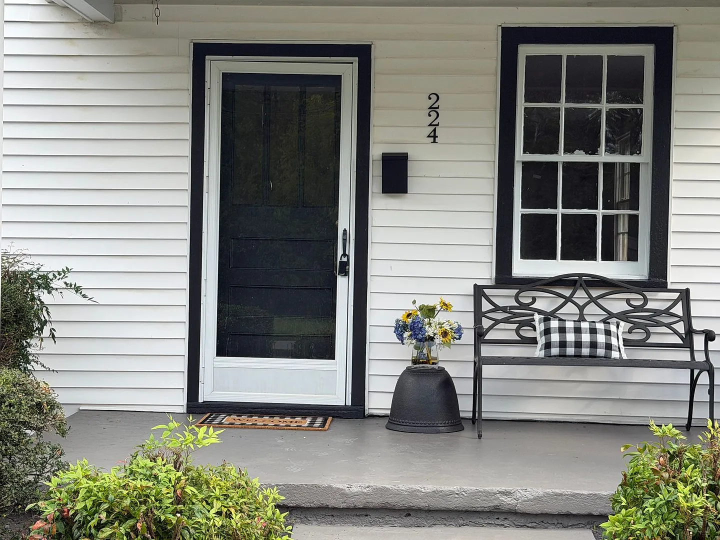Beautifully remodeled and move-in ready! This home has been completely updated with brand-new fin... — Photo 2