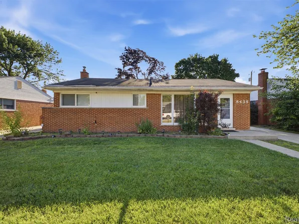 8439 Centralia St, Dearborn Heights, MI 48127