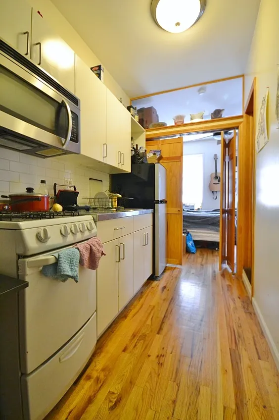 Building Photo - 521 E 12th St #6
