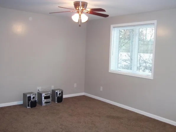 2015 Parkway Dr #B, Manhattan, KS 66502