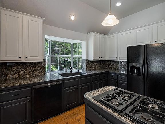 4th image of 2612 Greenway Dr