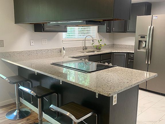Kitchen w/ Bar