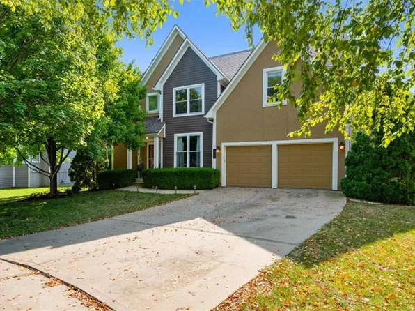 15759 S Lindenwood Dr, Olathe, KS 66062