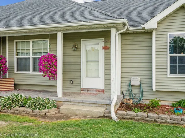 11204 E Coldwater Rd, Davison, MI 48423