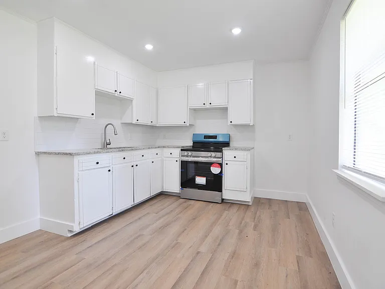 212 W Hanover Ave — Photo 4