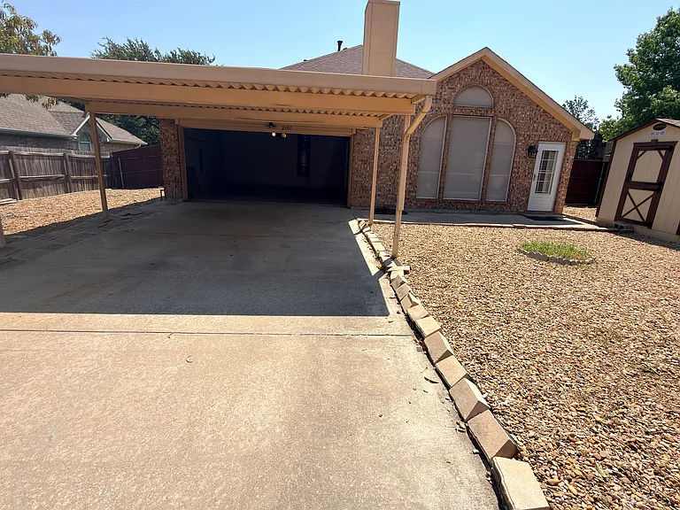 2301 Stratford Dr — Photo 10