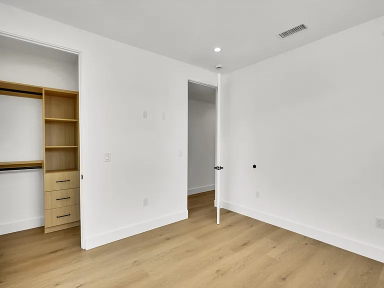 5022 Cahuenga Blvd — Photo 11
