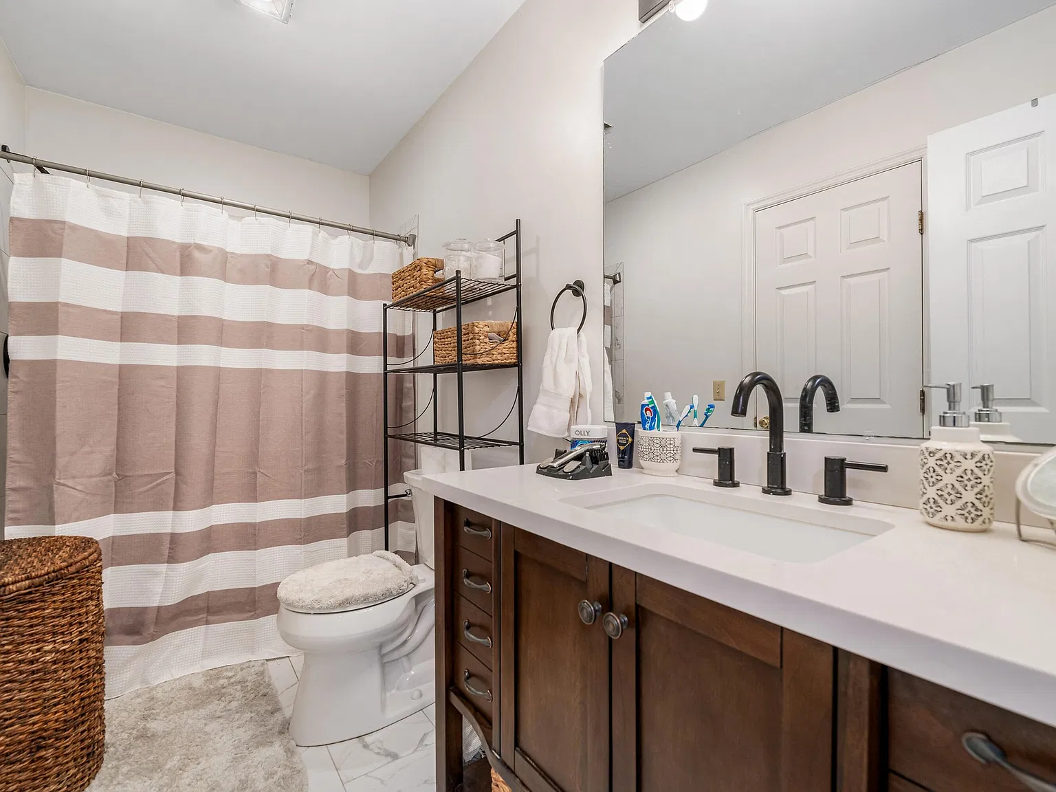 2 bed, 1.5 bath, 1280 sqft, $1,695 — Photo 2