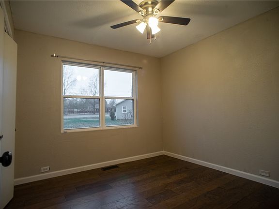 5th image of 218 S 13th Pl