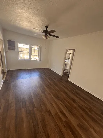 2500 S Hobart Blvd — Photo 4