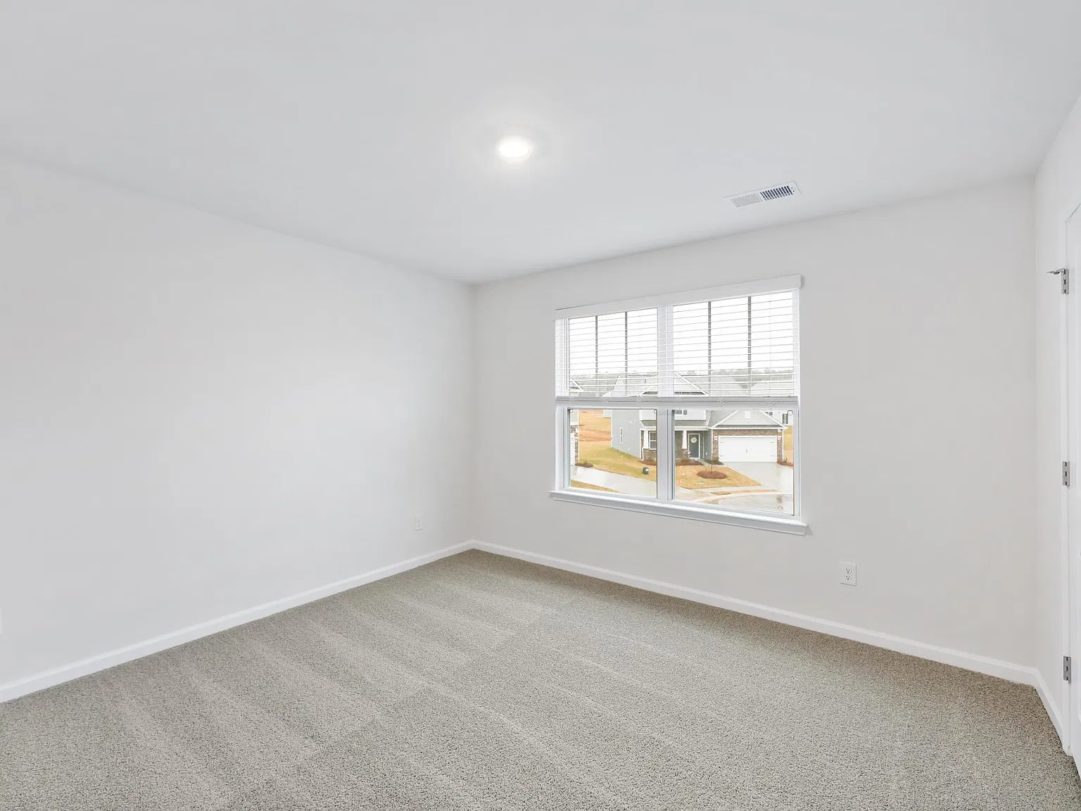 5 bed, 2511 sqft, $2,595 — Photo 4