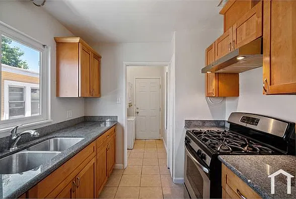 2 bed, 715 sqft, $2,495 — Photo 3