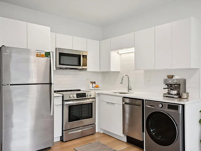 1650 W. Roscoe St. — Photo 26