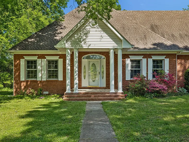 1019 Hilton Ln — Photo 2