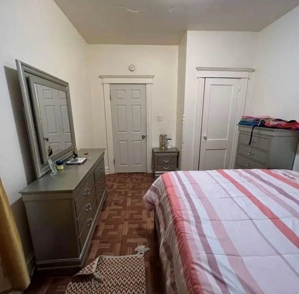 4 bed, 220 sqft, $1,000 — Photo 1