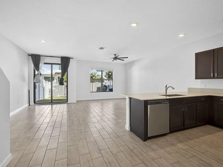 4408 Hemlock Dr — Photo 2