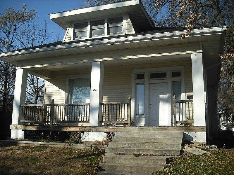 1st image of 950 E Blackford Ave