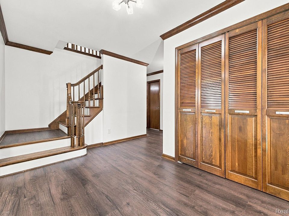 16235 Winchester Dr, photo 3