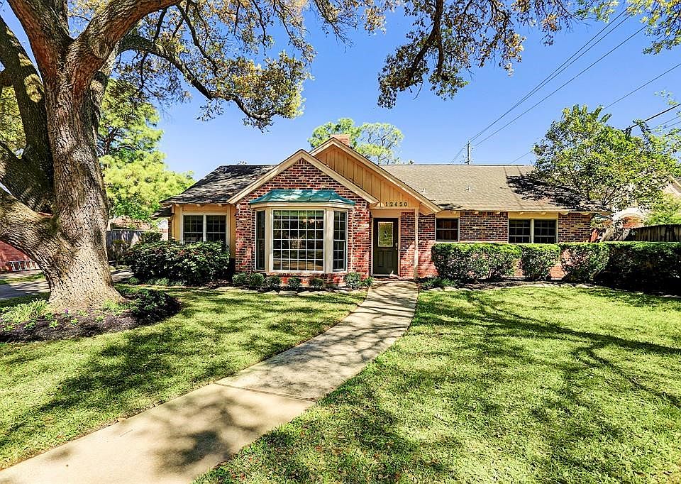 Beautiful home located at the end of a quiet culdesac in Memorial.