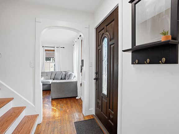 4th image of 608 Park St