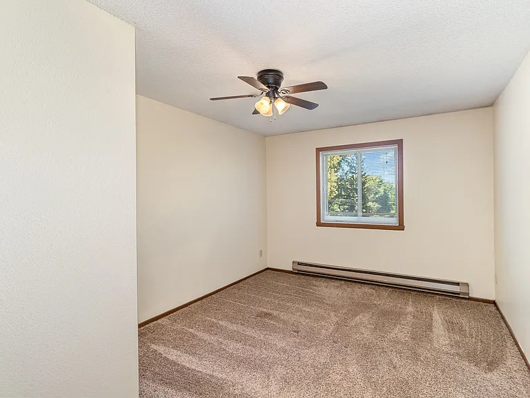 Hutchinson, MN Twin Oaks Apartments | 21A | Bedroom