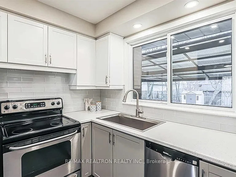 917 Henry St — Photo 13