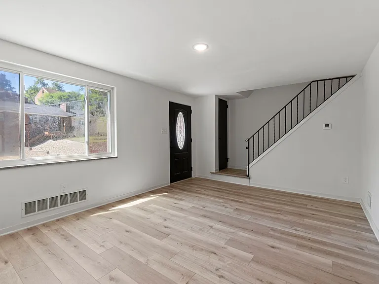 1900 Curranhill Ave — Photo 3