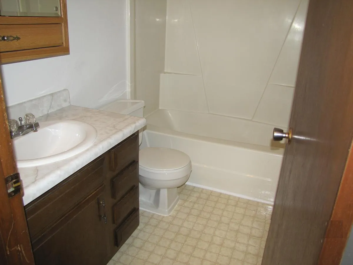2 bed, $915 — Photo 4