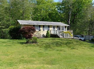 7 Blue Jay Dr, Northford, CT 06472