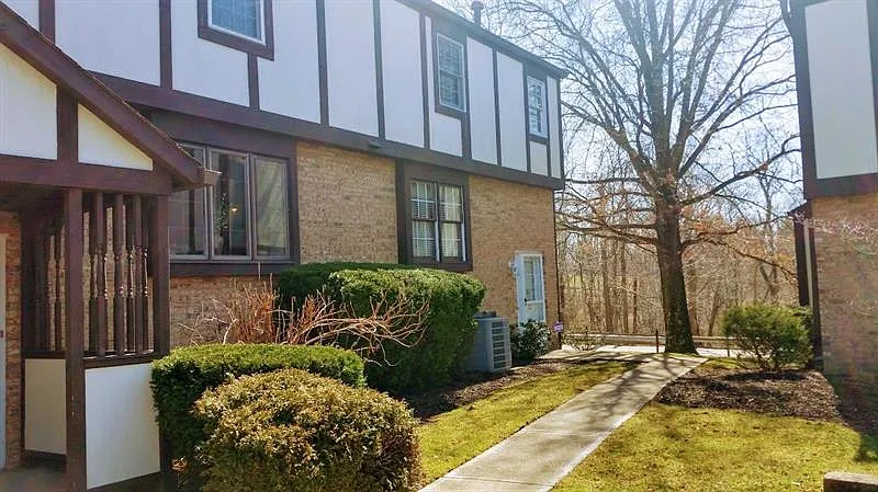 22 Oxford Ct photo 1