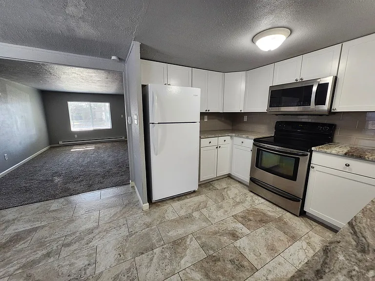 1327 Tunis Ave — Photo 7