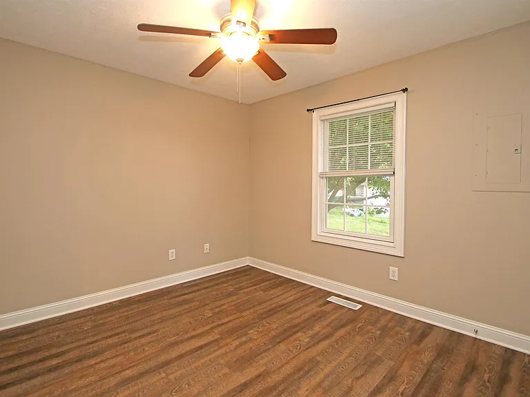 438 W Market St — Photo 16