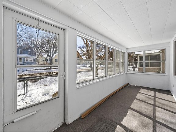 3rd image of 817 Minnehaha Ave W