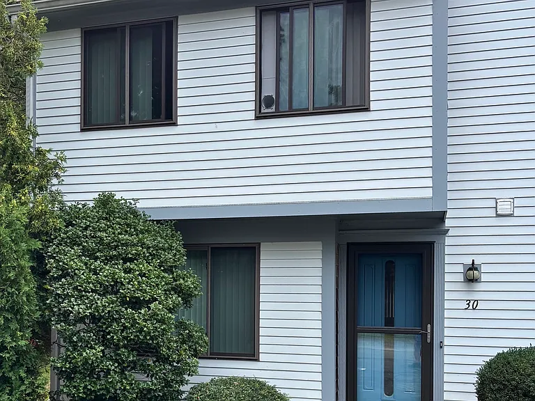30 Crescent Ln — Photo 2