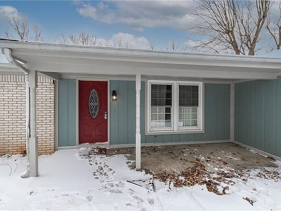 3rd image of 1924 N Log Cabin Dr