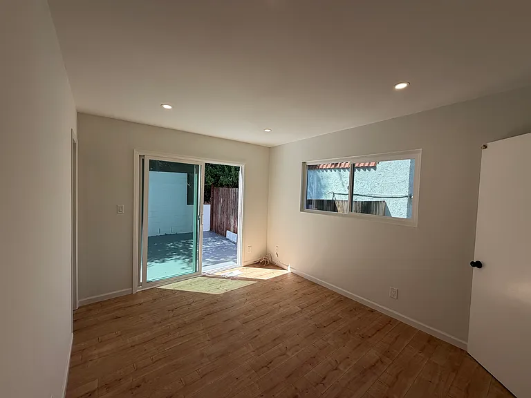 8535 Lookout Mountain Ave — Photo 33
