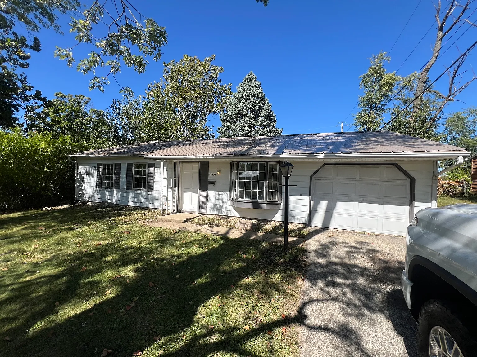 923 Hillside Dr photo 1