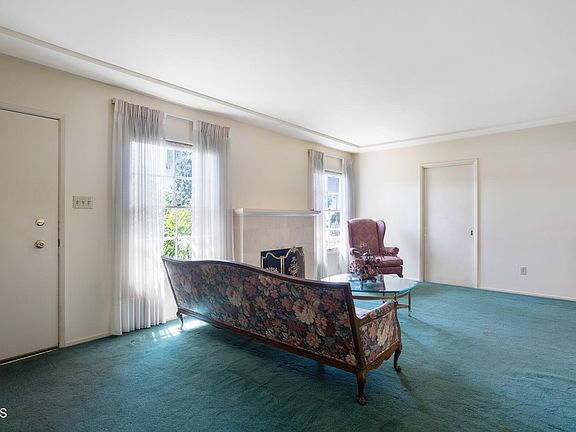 4th image of 2817 Holly Ave