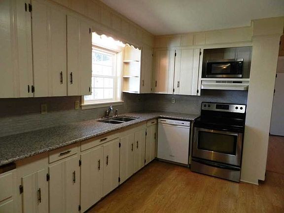 3rd image of 109 Manor Ln