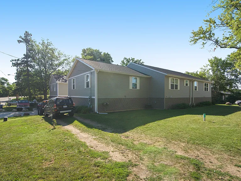 2629 Redwood Ave — Photo 4